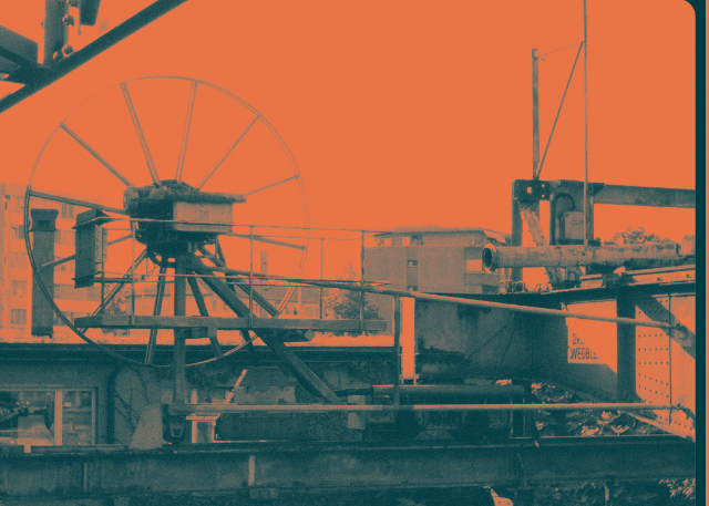 Ein Bild des Rostigen Ankers am Hafen.