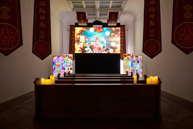 kunstinstallation von luyang, ein screen hängt über einem tempel ähnlichen konstrukt