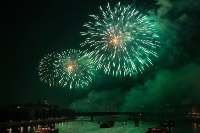 Feuerwerk über dem Rhein am ersten August.