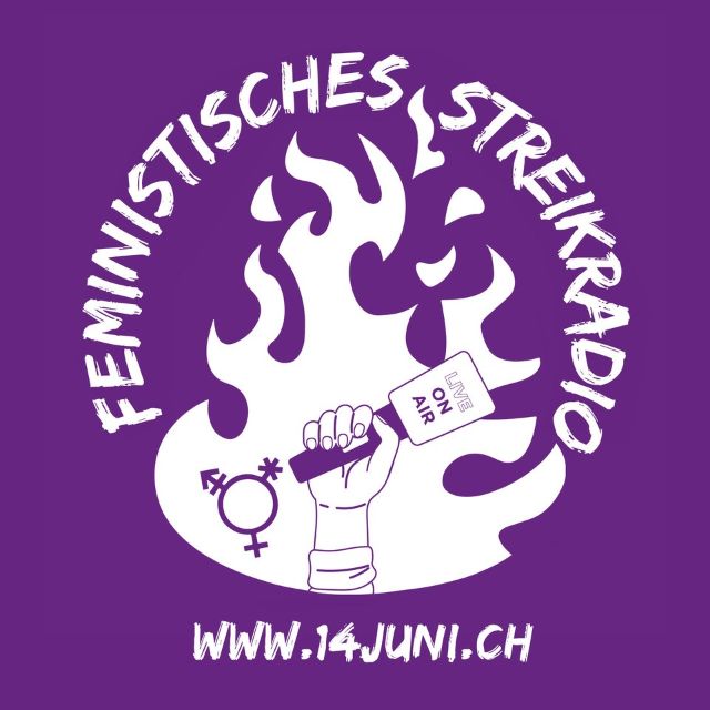 das Logo des feministischen Streikradios zeigt eine Faust mit Mikrofon und dahinter eine Flamme.