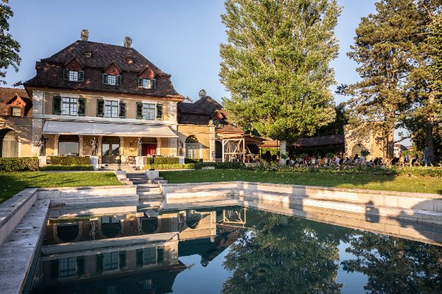 Die Villa mit Garten und Pool auf dem Landgut Castelen