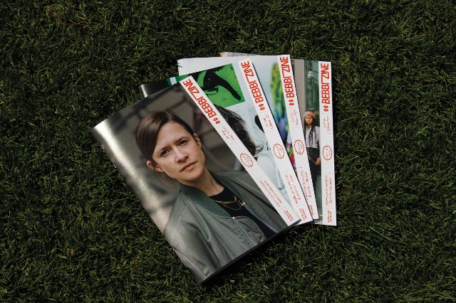 Vier Bebbi Zine Magazine liegen übereinander auf dem Rasen.