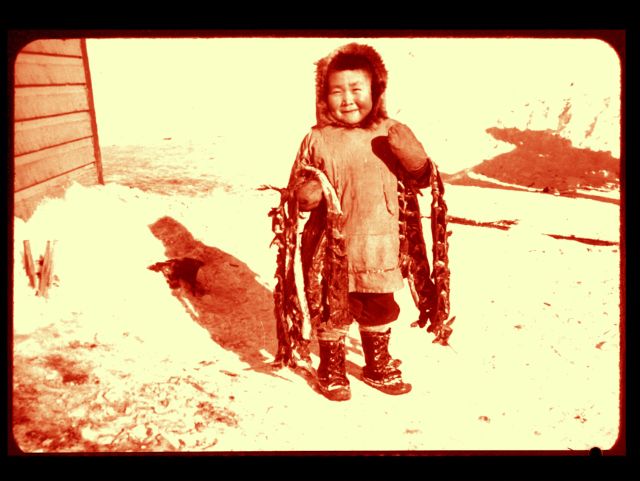 ein indigenes kind schaut in die kamera