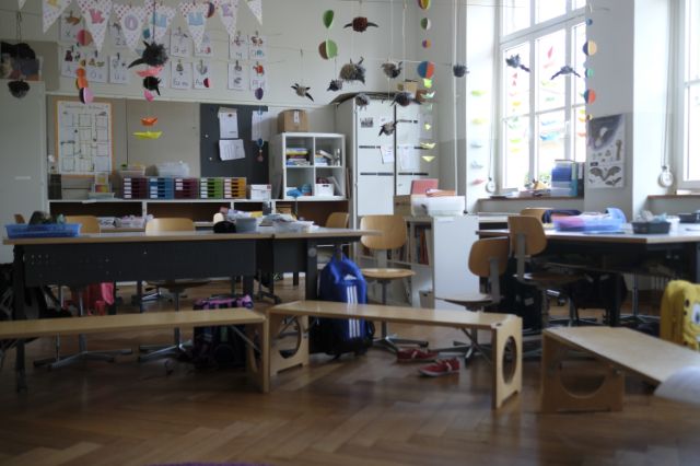 ein klassenzimer mit stühlen, bönken, farbiger dekoration