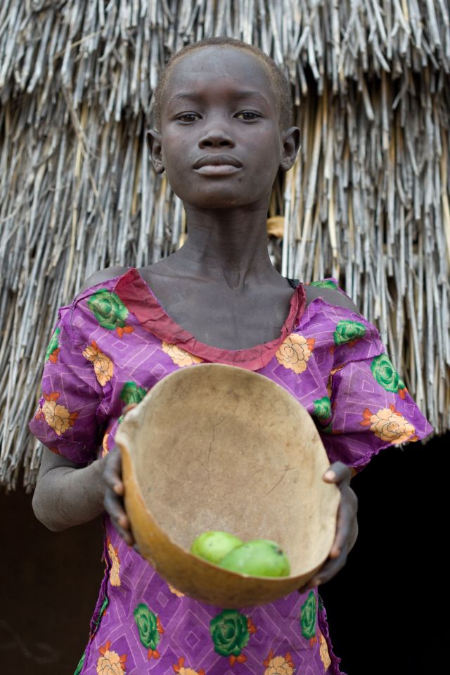 Ein kleines Mädchen aus dem Sudan zeigt, was sie am Tag isst.