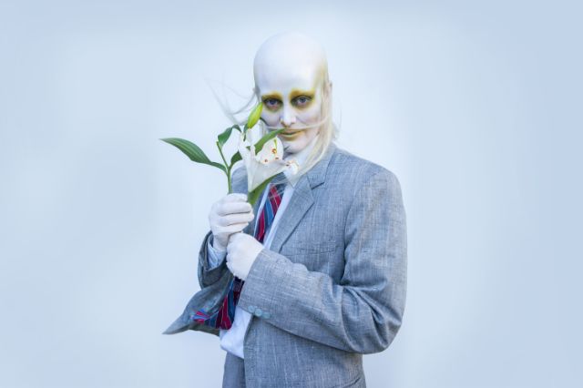Albumcover zu Radical Romantics von Fever Ray zeigt eine Person mit Anzug und einer Blume in der Hand.
