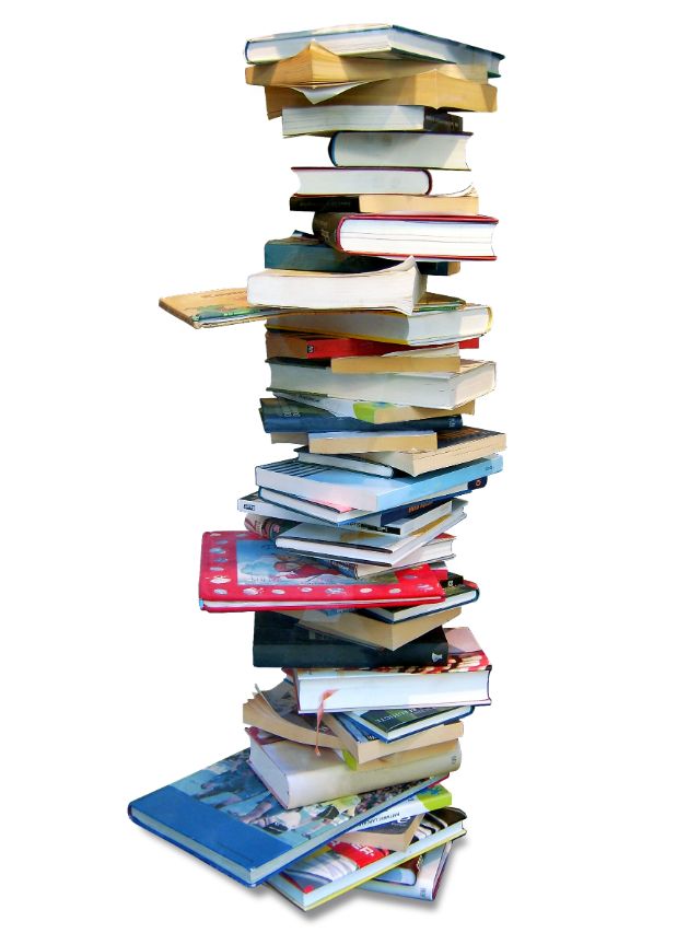 ein Bücherturm, ungeordnet übereinandergestapelte Bücher