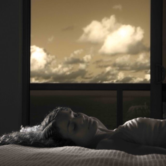 eine person liegt horizontal, darüber wolken