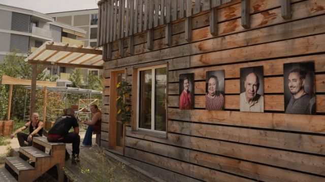 Menschen an der Ausstellung Beyond Labels 