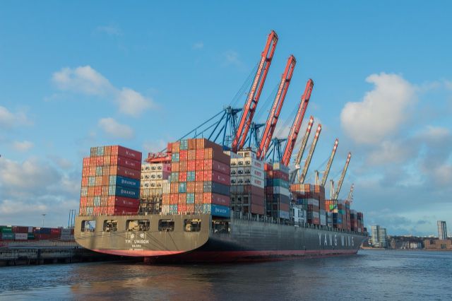 Schiff beladen mit Container 