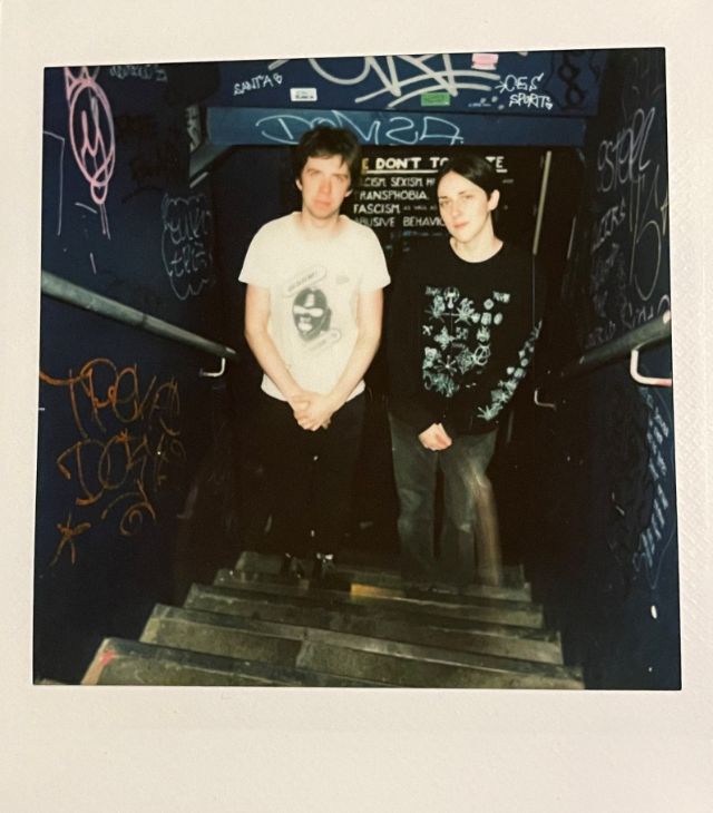 zwei gestalten stehen auf einer kellertreppe