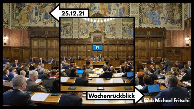 Collage aus zwei Fotos eines parlamentarischen Sitzungssaals mit vielen sitzenden Personen an Holztischen. In der Mitte ist das Podium mit Präsidium und Bildschirm zu sehen. Pfeile mit den Beschriftungen „25.12.21“ (links oben) und „Wochenrückblick“ (unten rechts) weisen auf das zentrale Bild. Oben sind historische Wandmalereien, unten der Bildnachweis „Bild: Michael Fritschi“.