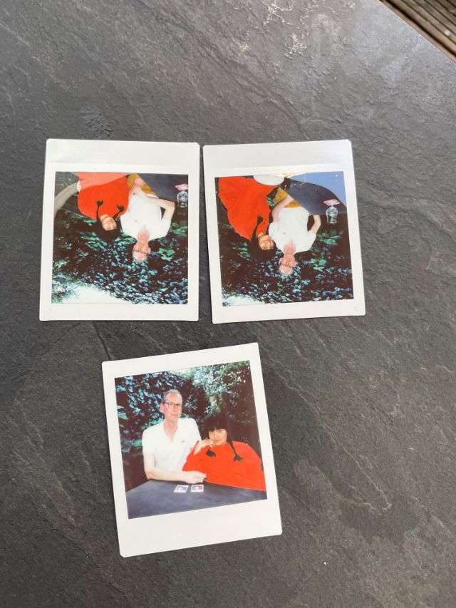 drei polaroidfotos liegen auf dem tisch