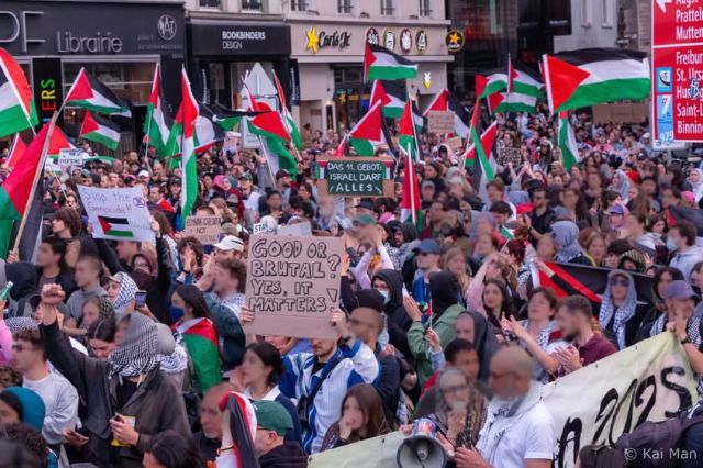Menschen an einer Palestina Demo in Basel