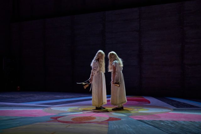zwei figuren auf einer bühne mit langen gewändern