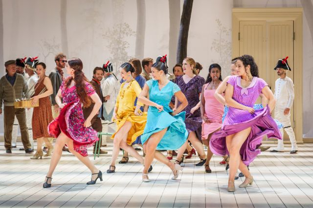 tanzende Tänzerinnen in bunten Kleidern auf der Bühne des Theater Basels