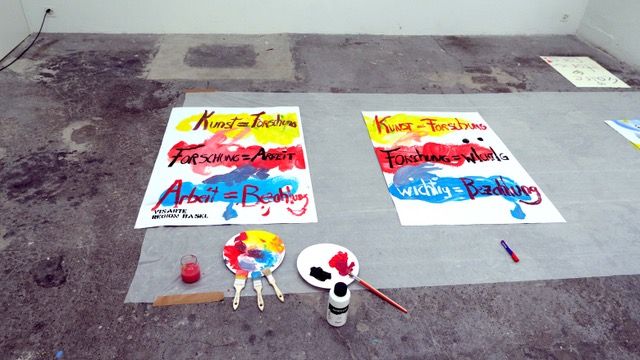 2 poster liegen auf dem boden eines ateliers