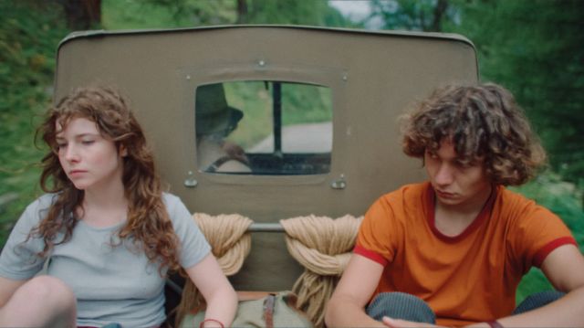 Prisca (Sinéad Thornhill) und Mario (Francesco Tozzi) im Wagen, Filmstill