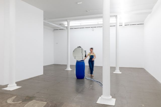 Andreas Waldmeier ENTITÄTSBRUNNEN, 2026 Réservoir d’eau, système de circulation, miroir, caméra et écran
