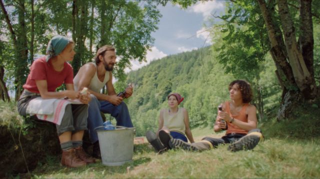 Mittagspause von Elda (Angelica Leo), Rinaldo (Pier Luigi Pasino), Prisca (Sinéad Thornhill) und Mario (Francesco Tozzi)