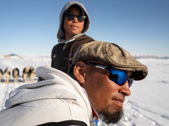 Vater Aleq und Sohn Jonas auf der Jagd, Foto Markus Bühler