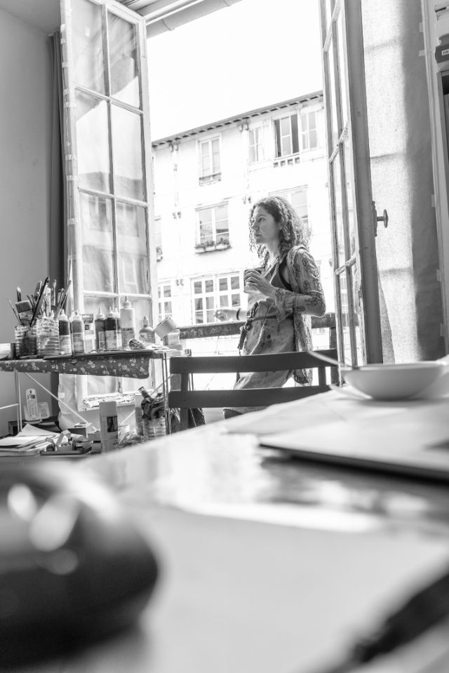 portrait einer künstlerin im atelier