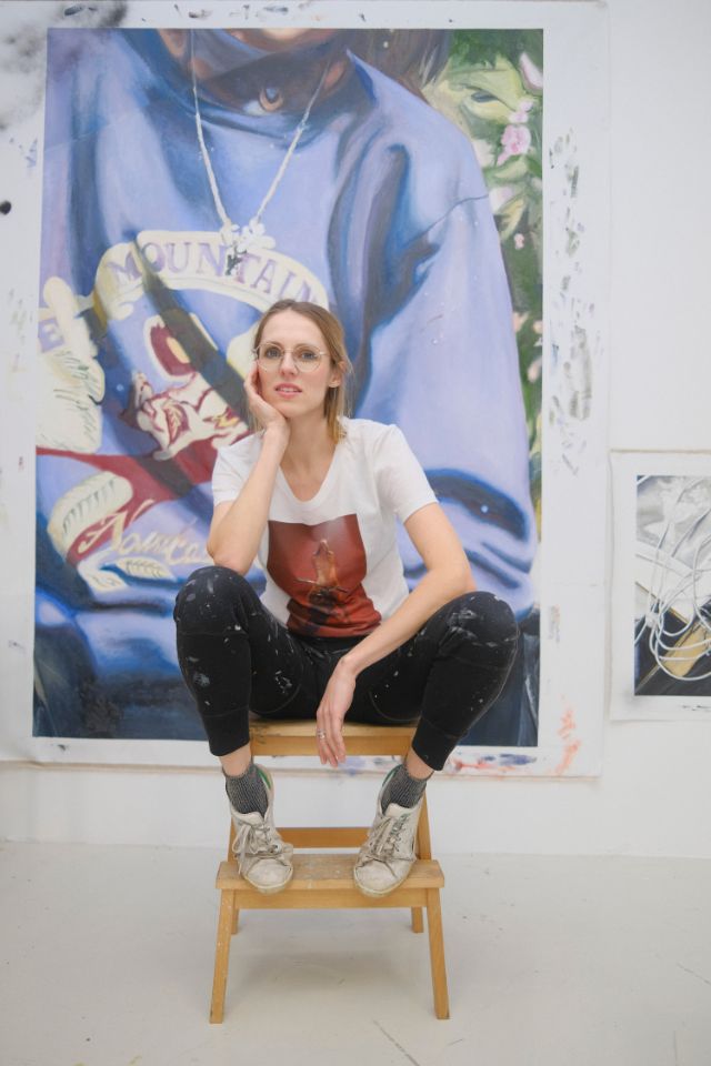 portrait einer frau, sitzend vor ihrer leinwand