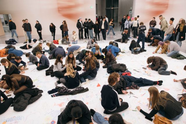 Viele Menschen auf einem weissen Boden im Kunstmuseum