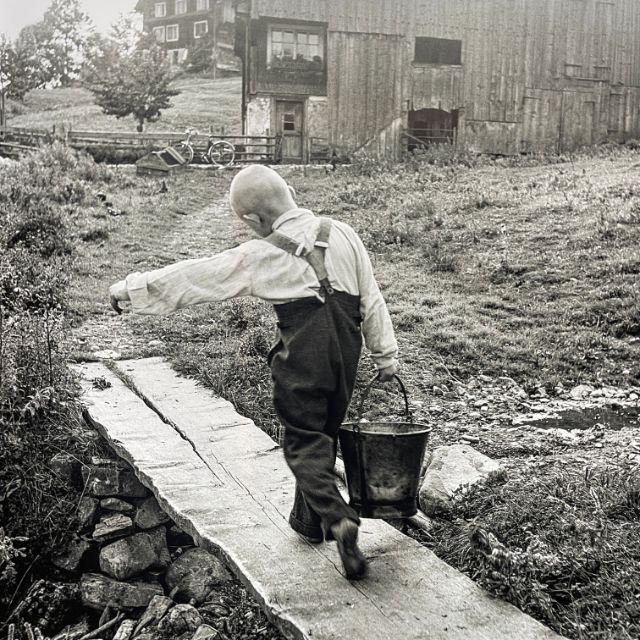 Junge holt Wasser 1947, Foto von Theo Frey
