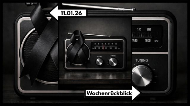 Schwarz-weißes Motiv eines Retro-Radios mit schwarzer Trauerschleife auf dem Lautsprecher. Ein Pfeil links zeigt auf das Datum „11.01.26“, ein Pfeil unten rechts trägt die Aufschrift „Wochenrückblick“. Das Radio steht auf einer dunklen Oberfläche, mit sichtbarer Frequenzanzeige und Drehreglern.