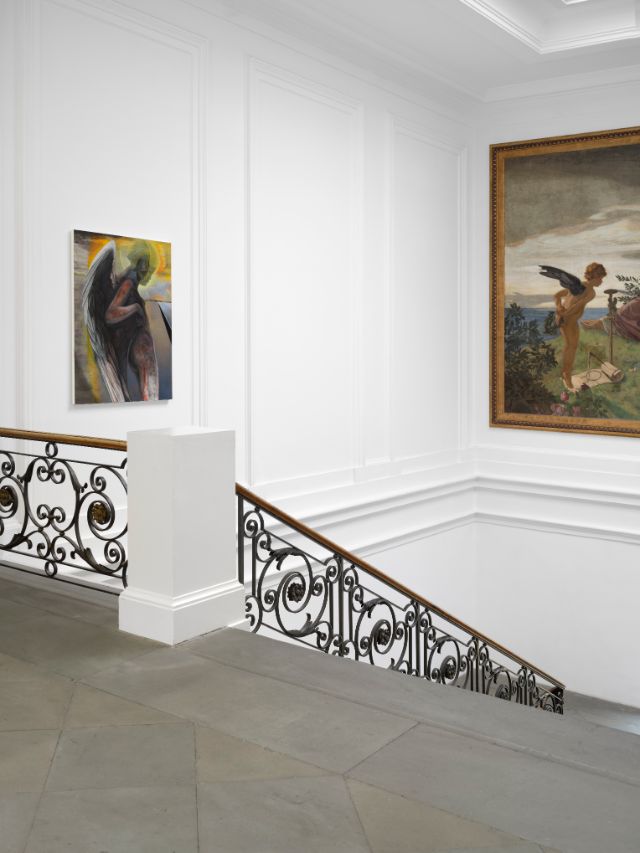Zwei Bilder hängen in einem Kunstraum