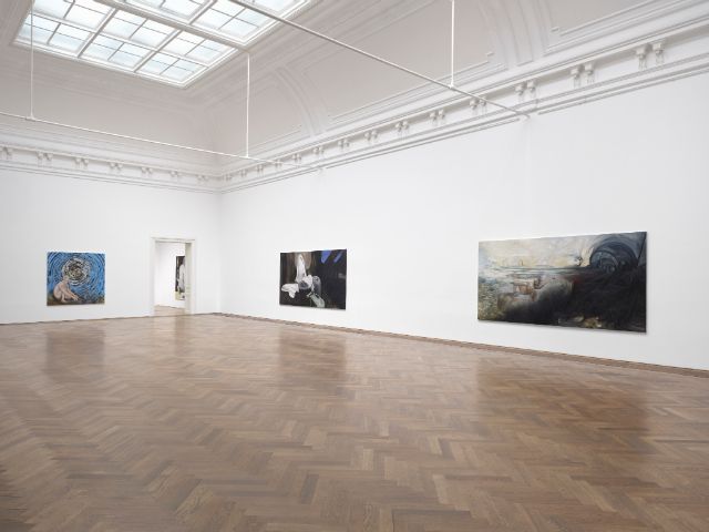 ausstellungsansicht mit 3 bildern im vorderraum
