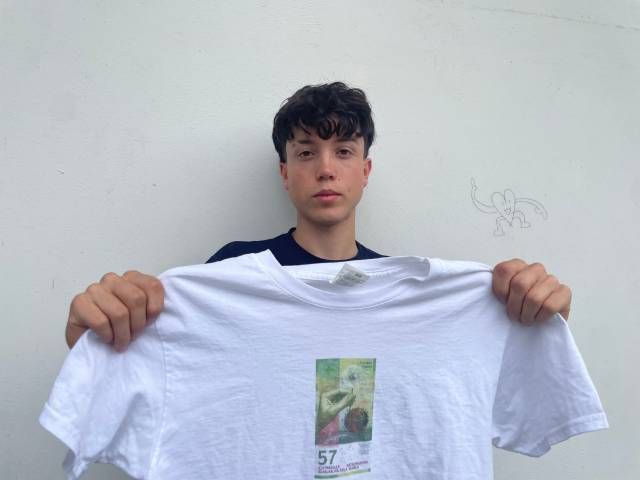 Matte57 hält seinen Merch - ein T-Shirt mit einem 57 Franken Schein in die Kamera. 