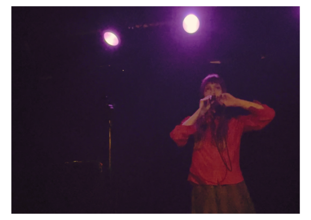 frau singt im scheinwerferlicht