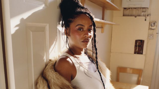 frau mit krawatte vor bühnenbild