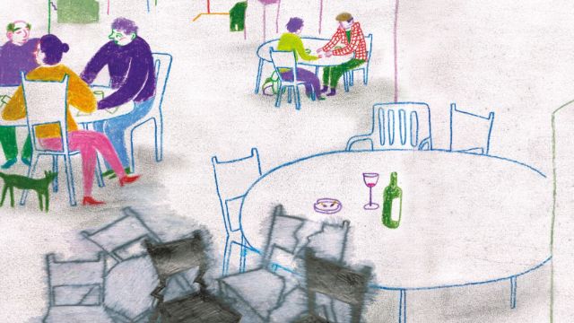 Eine Zeichnung: Menschen sitzen an Tischen, sie sind bunt gemalt, sehen fröhlich aus. Im Vordergrund sind zerbrochene, graue Stühle.