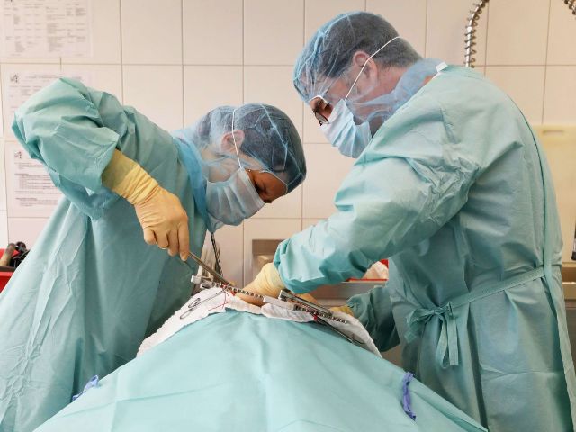 Zwei Chirurgen während einer Operation.