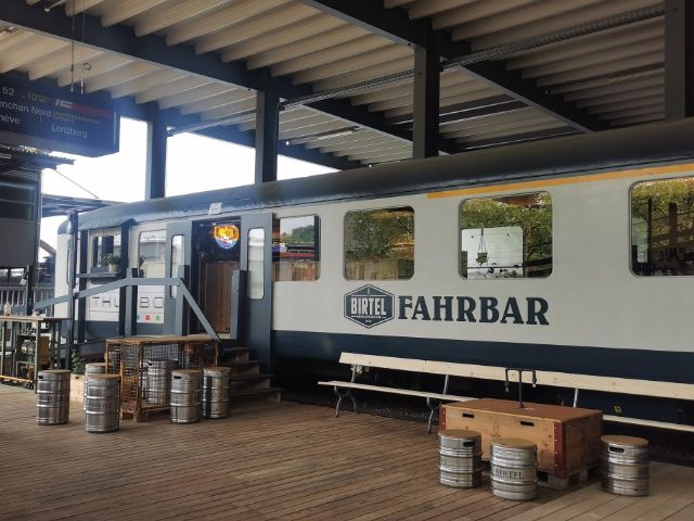 der eisenbahnwaggon fahrbar wurde in eine art pub umgebaut und lockt mit lokalen craftbeers.