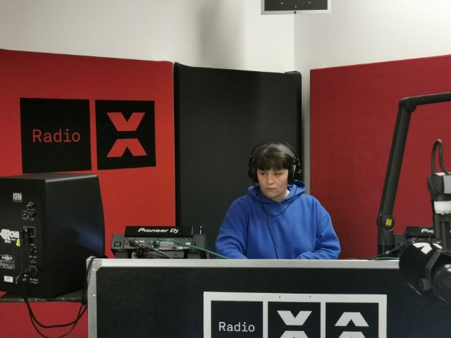 Betty vom Duo Hibiskuss am auflegen im Radio X Studio.