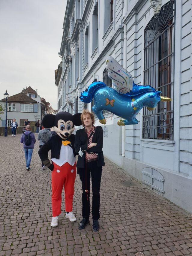 Mirco posiert mit Micky Mouse, der sich aus dem Disney Land nach Basel verlaufen hat. 