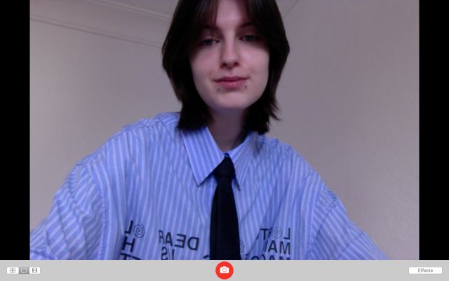ein selbstportrait in photo booth ästhetik
