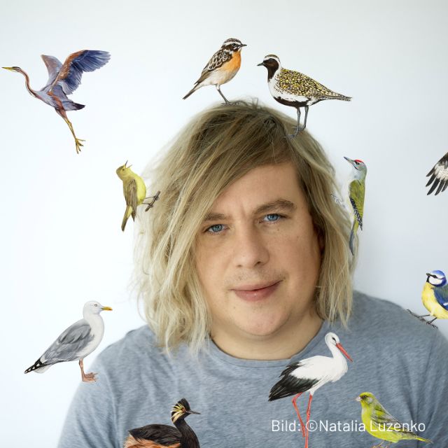 Porträt von Dominik Eulberg mit Vögeln