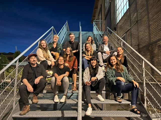 eine Gruppe Menschen sitzt auf einer Treppe