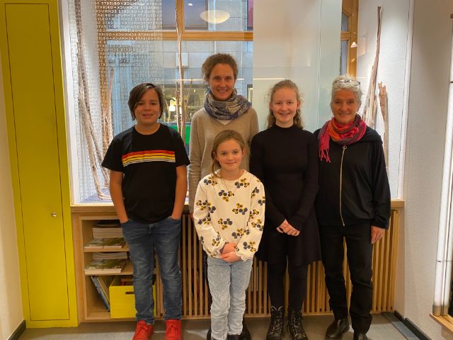 Die drei X-Kids Nevio, Alice und Carla besuchen die Goldschmiedinnen Gabriela Gysin und Sarah Schaffner in ihrem Schmuckladen "SCHMUCK+OBJEKTE". © Rania Bouzekri