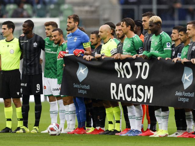 Die Mannschaften des FC St. Gallen und dem FC Zürich zeigen ein Banner gegen Rassismus vor dem Spiel am 28. August 2021 in St. Gallen. (Foto: Keystone/Christian Merz)