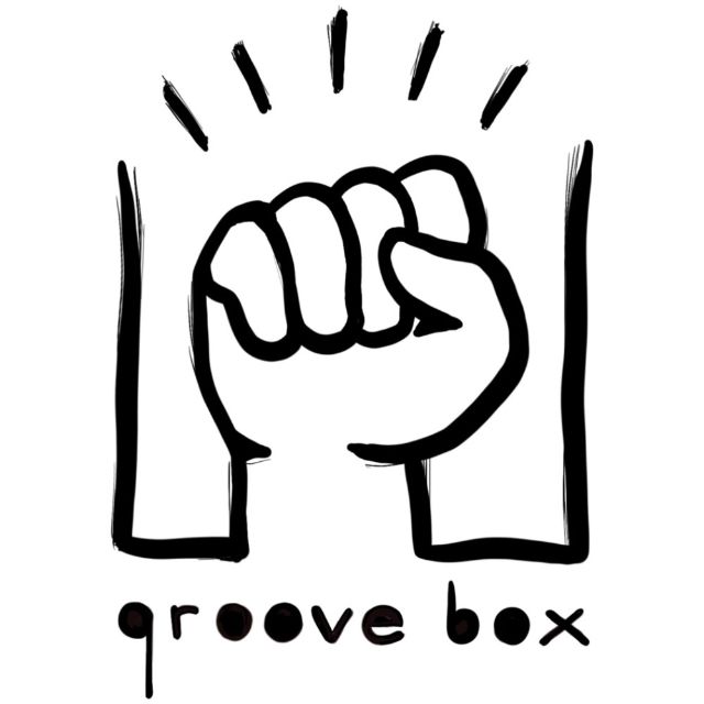 Das Logo von Groove Box zeigt eine Faust, die in den Himmel ragt. Dies, als Zeichen der Selbstbestimmung und Autonomie.
