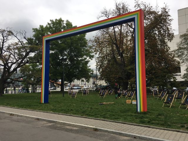 Regenbogen-Stahlkonstruktion vor der Galeria Zachęta in Warschau