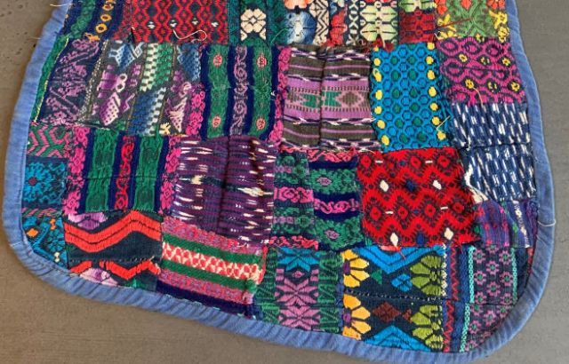 Eine farbenfrohe Patchwork-Decke mit gewobenen Stücken