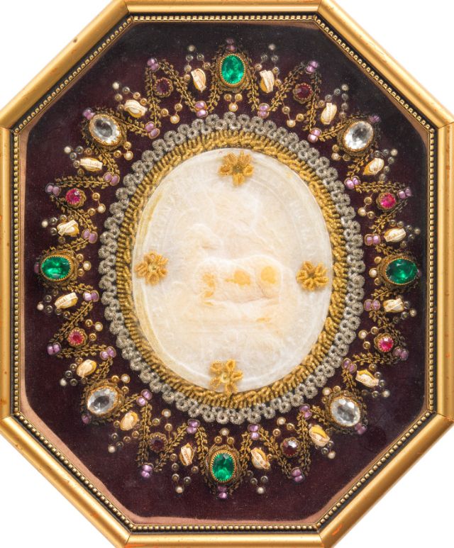 ovale Brosche mit grün, golden, gelb und roten Perlen, in der Mitte Stickereien