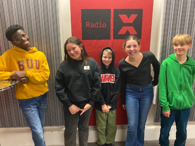 Die X-Kids posieren im Off-Air Studio.